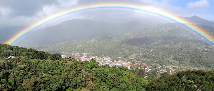 20230107arcoirisdeFBGordonFlashRobertsoncontrast/66 Looking down into the town of Boquete through a rainbow.